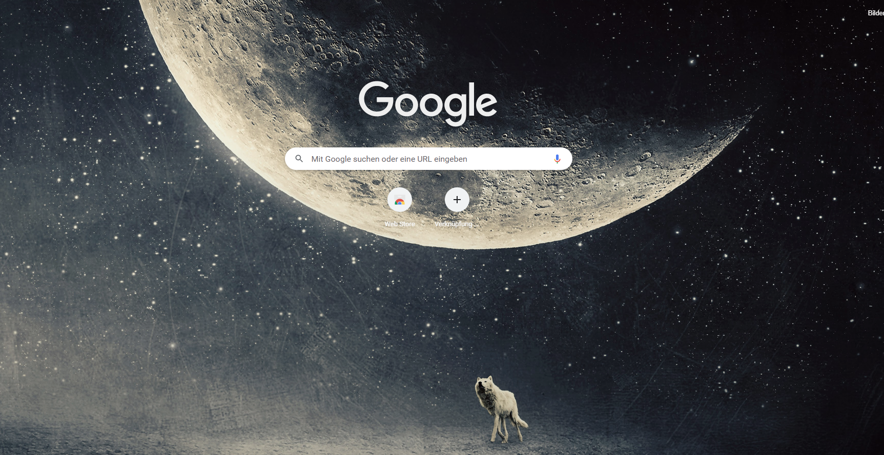 Ein Hund unter einem großen Mond
